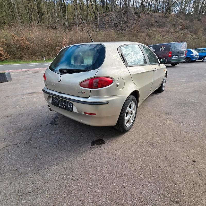 Gebraucht Alfa Romeo 147 115 PS (84 kW) 2004 Gold Kleinwagen