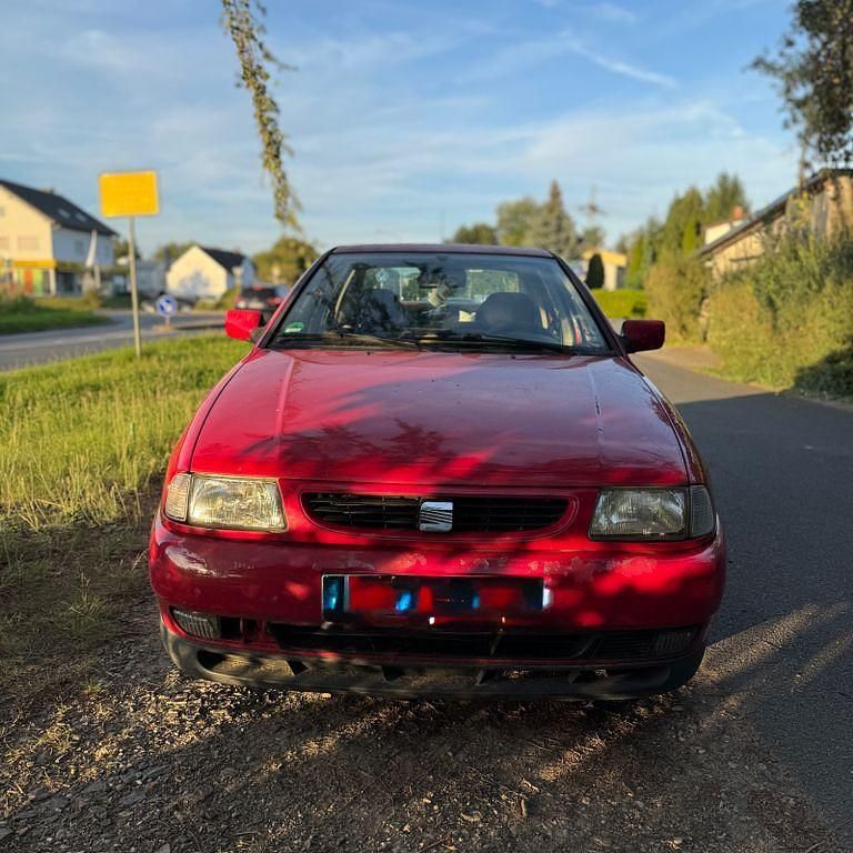 Rot Gebraucht 1997 Seat Cordoba Limousine | 2.900 € - Bild 1/4