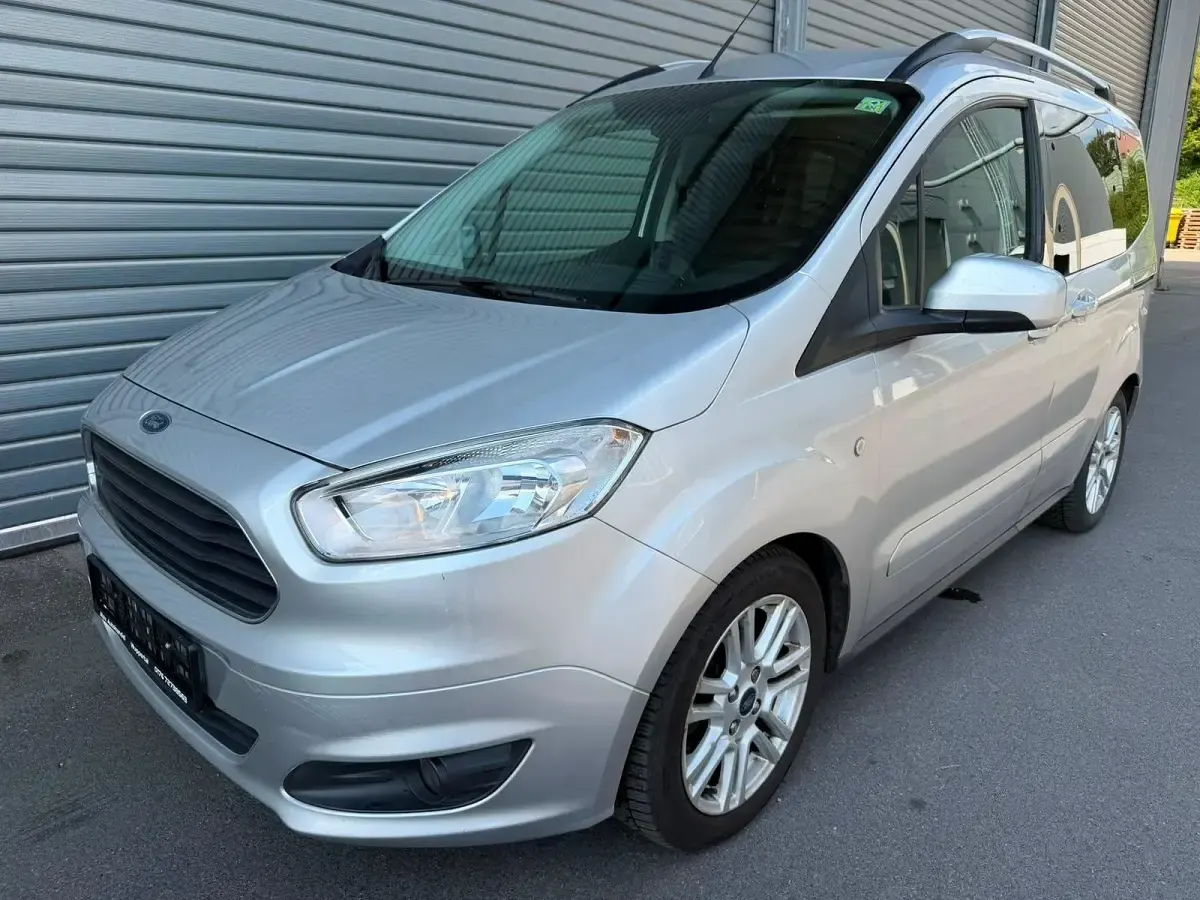 Gebraucht Ford Tourneo Courier Titanium 101 PS (74 kW) 2018 Silber Van / Kleinbus