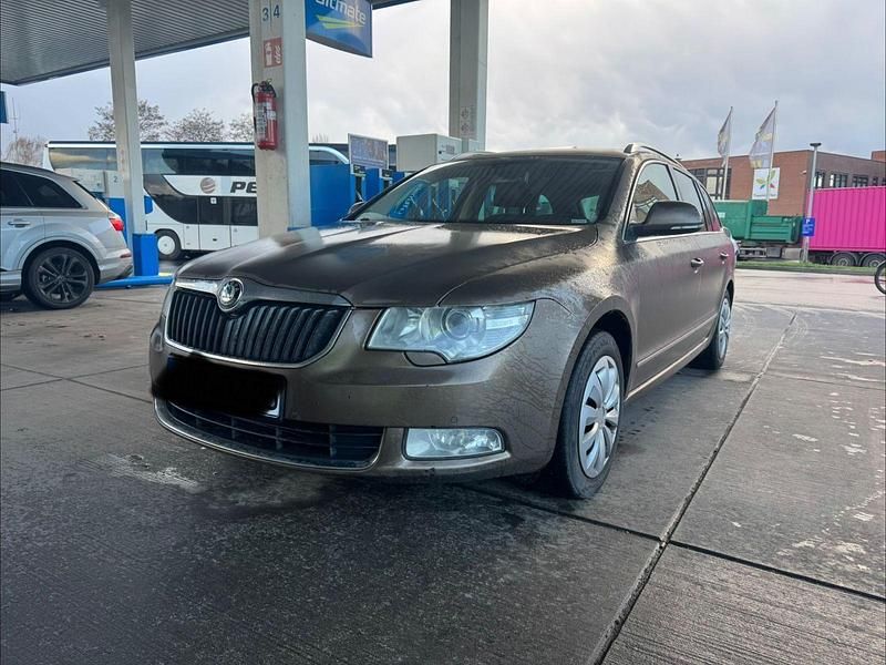 Schwarz Gebraucht 2011 Skoda Superb Comfort Kombi | 3.850 € (Guter Preis) - Bild 1/4
