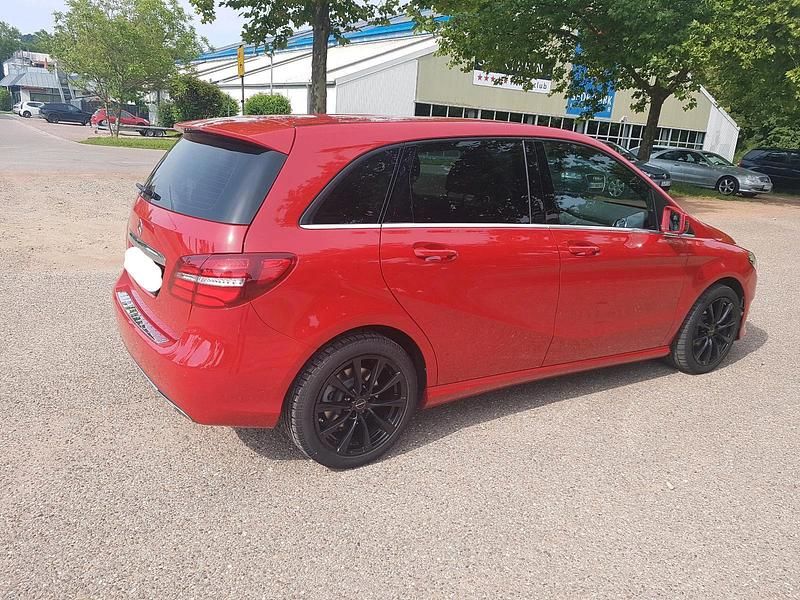 Gebraucht Mercedes B250 211 PS (155 kW) 2016 Rot Van / Kleinbus
