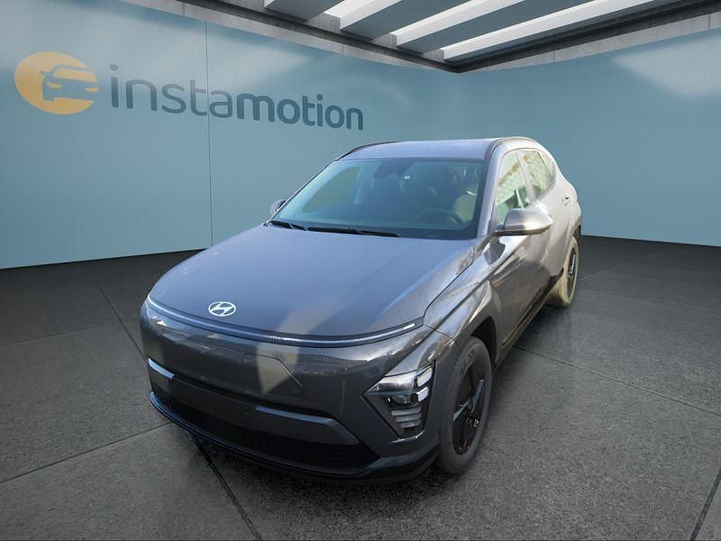 Grau Neu 2025 Hyundai Kona SUV | 39.899 € (Teuer) - Bild 1/4