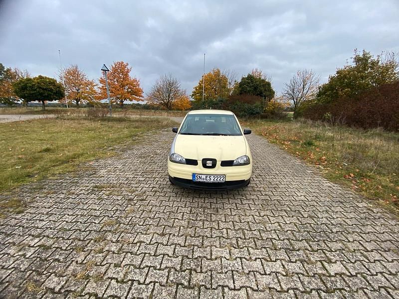 Gelb Gebraucht 2004 Seat Arosa Kleinwagen | 1.200 € (Teuer) - Bild 1/4