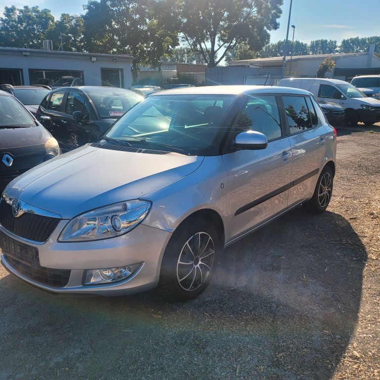 Grau Gebraucht 2013 Skoda Fabia Active Limousine | 3.299 € (Guter Preis) - Bild 1/4