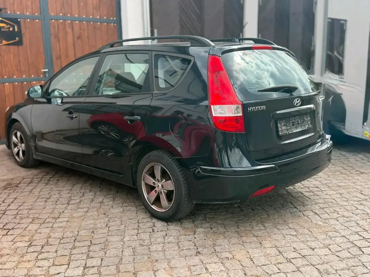 Gebraucht Hyundai i30 90 PS (66 kW) 2011 Schwarz Kombi