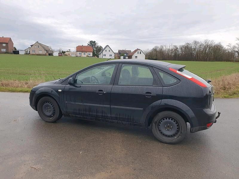 Schwarz Gebraucht 2005 Ford Focus Limousine | 800 € (Superpreis) - Bild 1/4