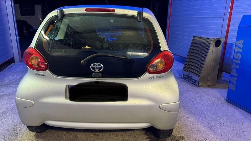 Silber Gebraucht 2007 Toyota Aygo City Kleinwagen | 988 € (Superpreis) - Bild 1/4