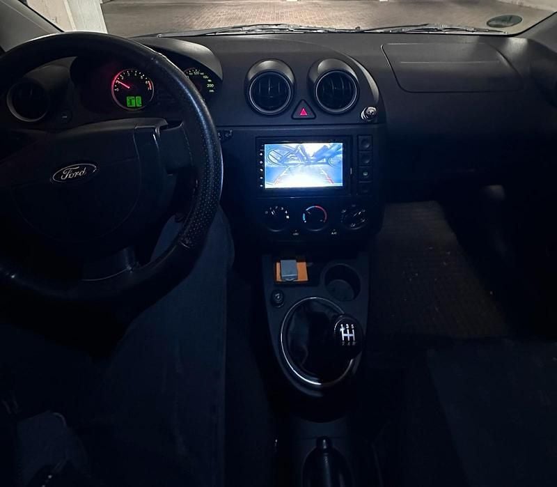 Second-hand Ford Fiesta 69 CP (50 kW) 2004 Albastru Hatchback