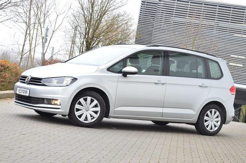 Silber Gebraucht 2022 VW Touran Trendline Van / Kleinbus | 19.380 € (Superpreis) - Bild 1/4