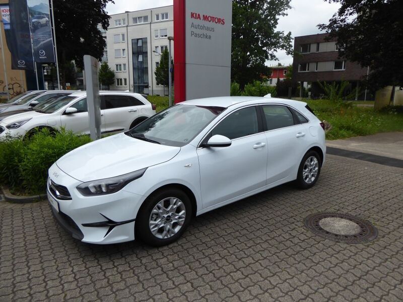 Weiß Neu 2025 Kia Ceed Vision Limousine | 21.980 € (Fairer Preis) - Bild 1/4
