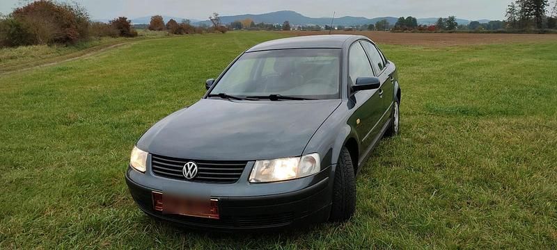 Grau Gebraucht 1998 VW Passat Limousine | 1.000 € (Guter Preis) - Bild 1/4