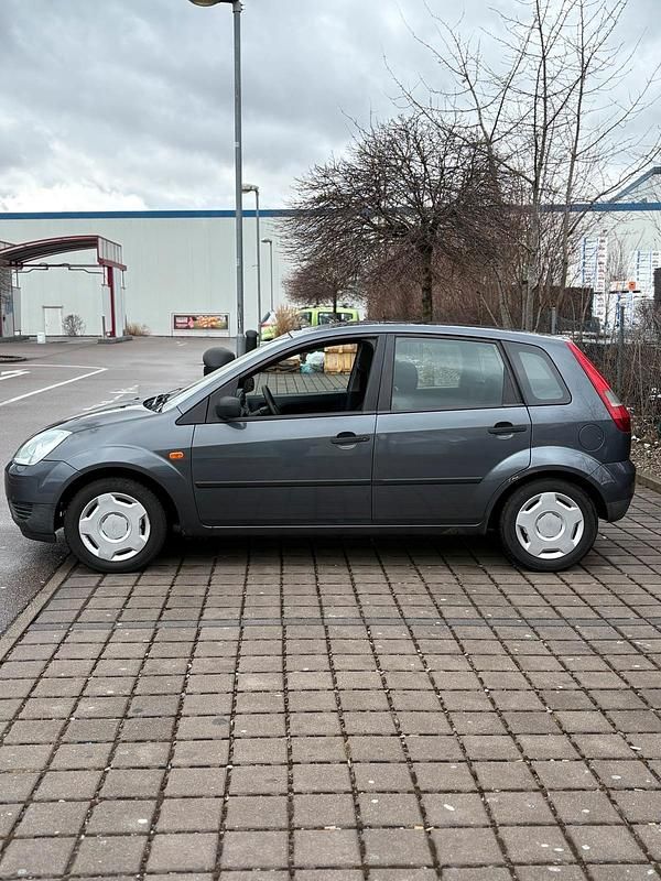 Gebraucht Ford Fiesta 69 PS (50 kW) 2004 Grau Kleinwagen