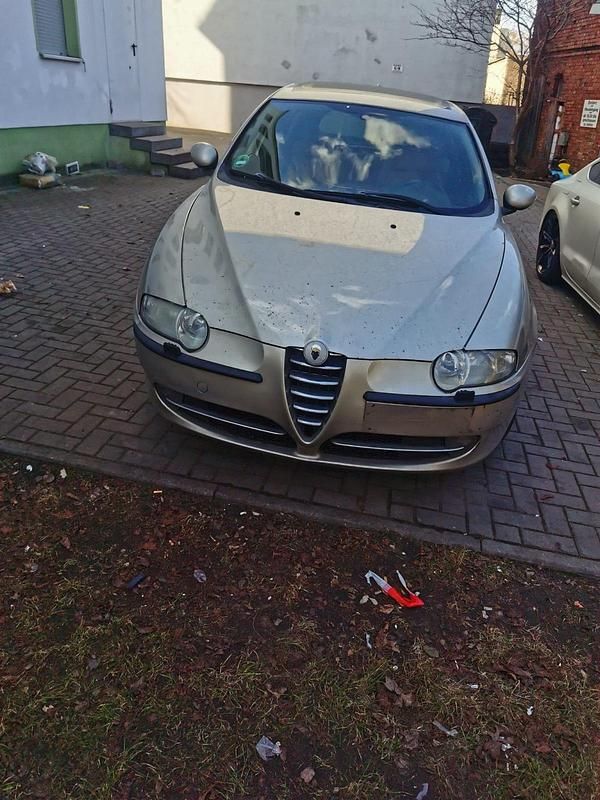 Gebraucht Alfa Romeo 147 85 PS (62 kW) 2004 Gold Kleinwagen