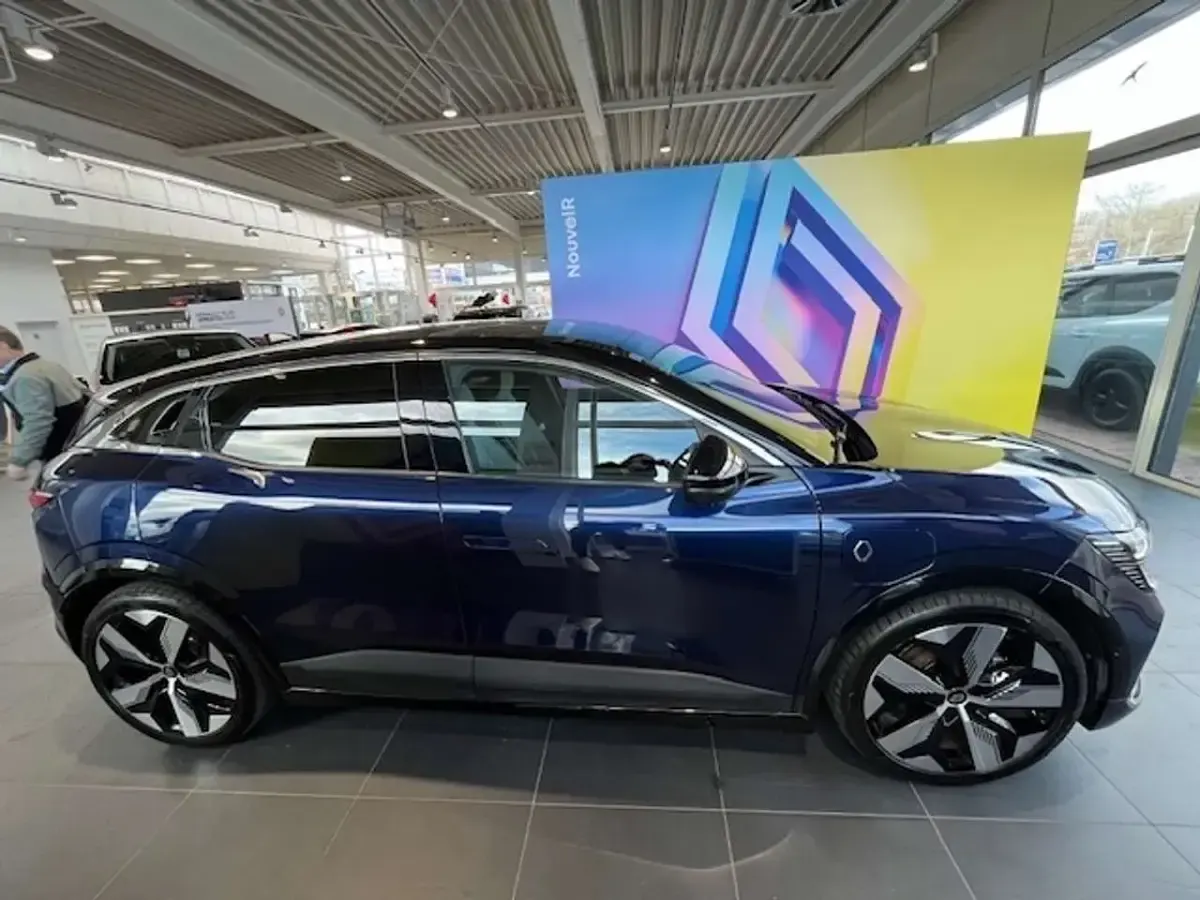 Używany Renault Megane E-Tech 55 kW (75 KM) 2023 Niebieski Sedan/Limuzyna