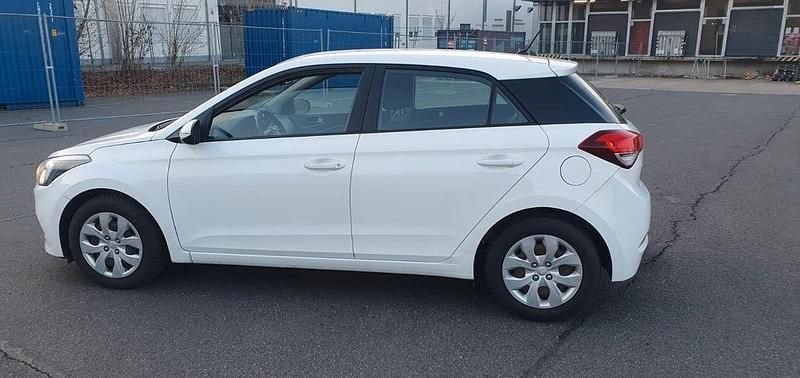 Gebraucht Hyundai i20 Classic 75 PS (55 kW) 2017 Weiß Limousine
