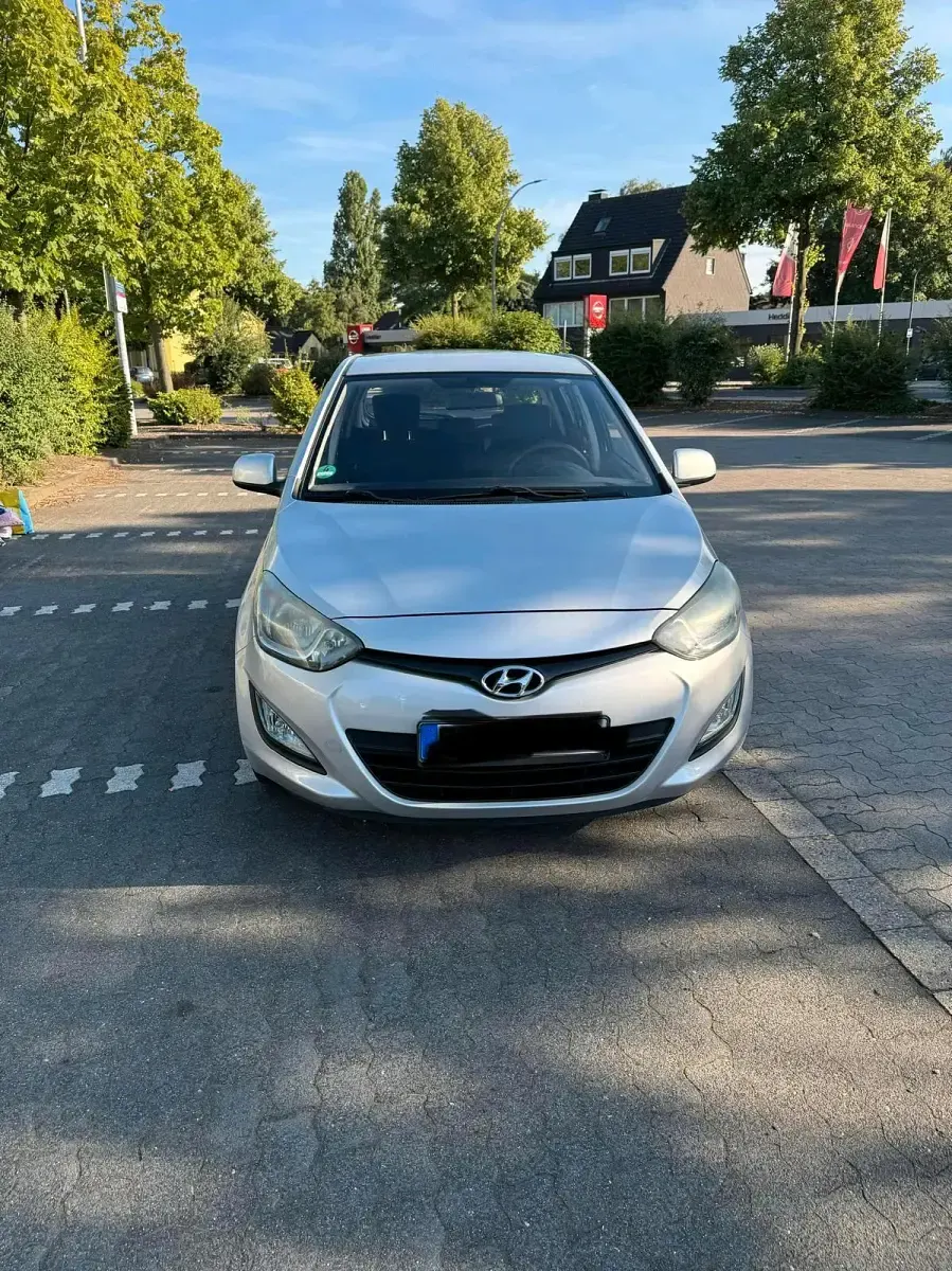 Gebraucht Hyundai i20 86 PS (63 kW) 2012 Silber Kleinwagen