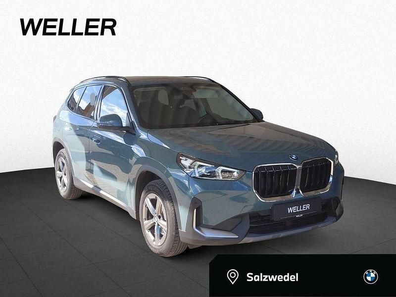 Cape york grün (grün) Gebraucht 2024 BMW X1 Comfort Edition SUV | 40.450 € (Superpreis) - Bild 1/4