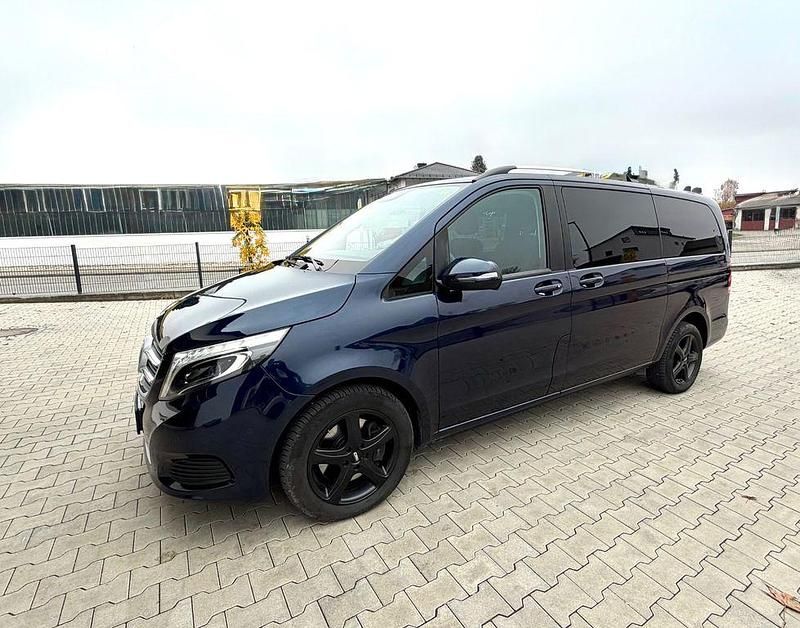Blau Gebraucht 2018 Mercedes V250 Sport Van / Kleinbus | 38.700 € (Guter Preis) - Bild 1/4