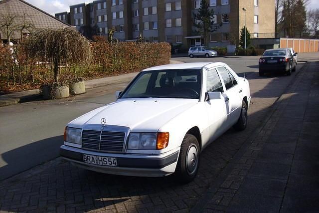 Gebraucht Mercedes E200 118 PS (86 kW) 1991 Weiß Limousine