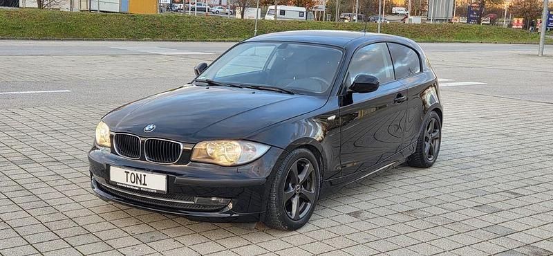 Schwarz Gebraucht 2010 BMW 116 Sport Line Kleinwagen | 4.490 € (Fairer Preis) - Bild 1/4
