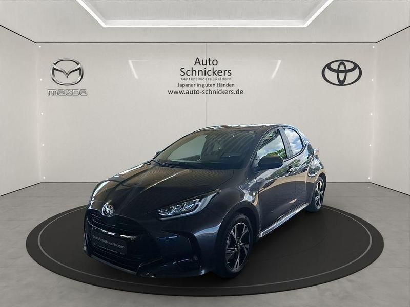 Grau Gebraucht 2024 Toyota Yaris Hybrid Team Limousine | 22.490 € (Fairer Preis) - Bild 1/3