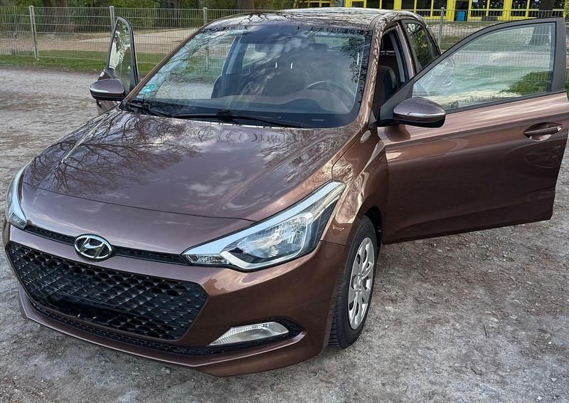 Gebraucht Hyundai i20 Classic 84 PS (61 kW) 2015 Braun Kleinwagen