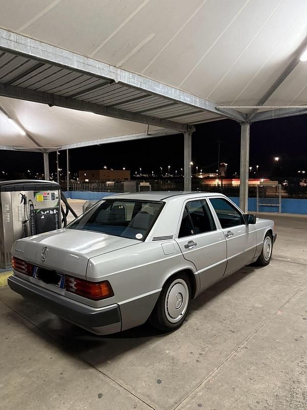 Gebraucht Mercedes 190 72 PS (52 kW) 1989 Silber Limousine