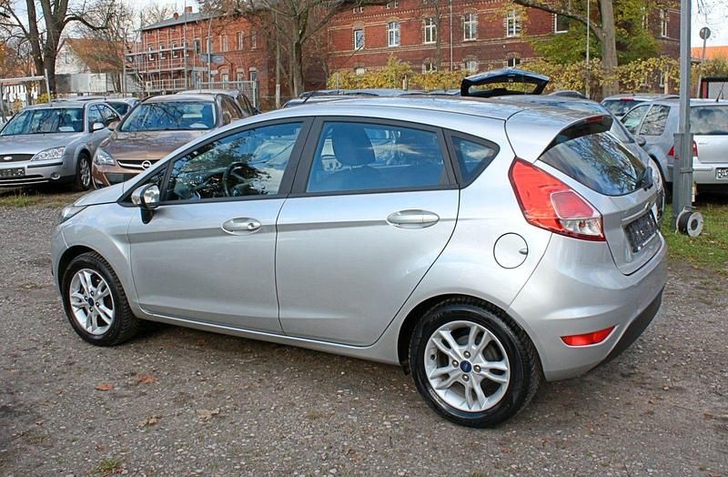 Gebraucht Ford Fiesta SYNC Edition 80 PS (58 kW) 2015 Silber Kleinwagen