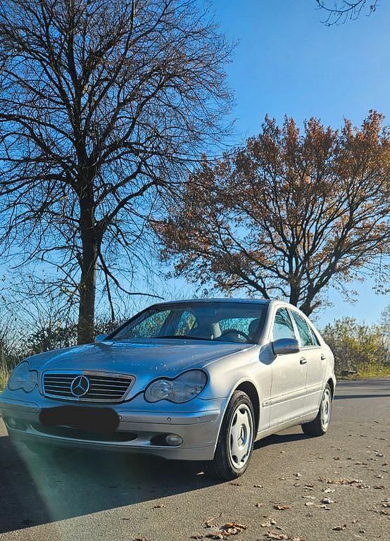 Silber Gebraucht 2000 Mercedes 240 Limousine | 4.100 € (Etwas zu teuer) - Bild 1/4