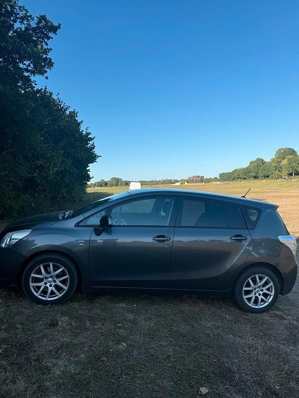 Silber Gebraucht 2012 Toyota Verso Van / Kleinbus | 7.999 € (Guter Preis) - Bild 1/4