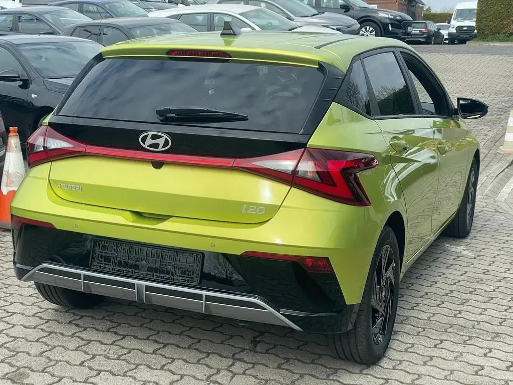 Neu Hyundai i20 Blackline 90 PS (66 kW) 2026 Gelb Kleinwagen