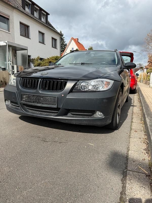 Gebraucht BMW 320 130 PS (95 kW) 2007 Schwarz Kombi