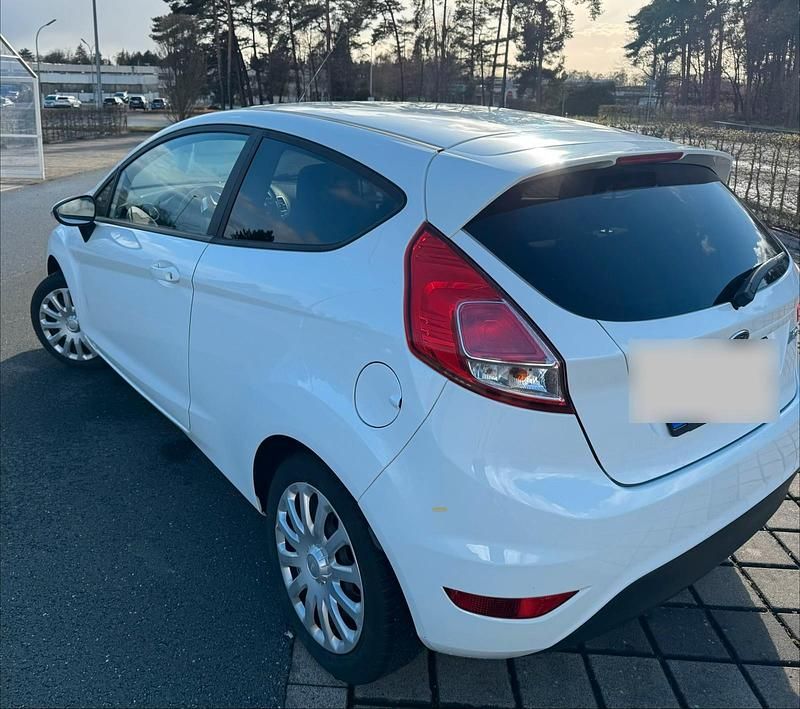 Gebraucht Ford Fiesta 68 PS (50 kW) 2014 Weiß Kleinwagen