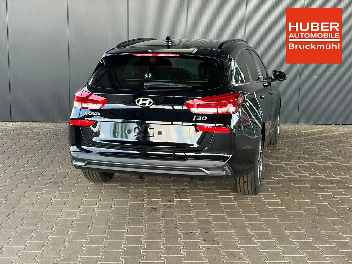 Neu Hyundai i30 Comfort 101 PS (74 kW) 2025 Abyss black Kombi