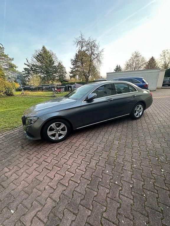 Gebraucht Mercedes E220 Avantgarde 194 PS (142 kW) 2017 Grau Limousine