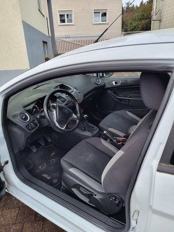 Gebraucht Ford Fiesta Cool & Connect 101 PS (74 kW) 2017 Weiß Limousine