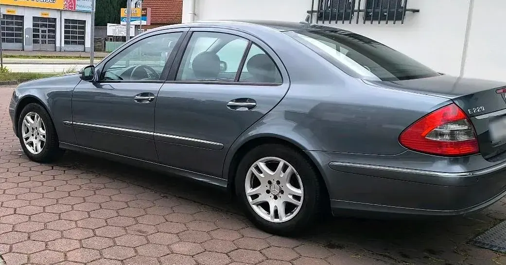 Gebraucht Mercedes E220 170 PS (125 kW) 2007 Grau Limousine