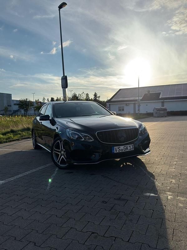 Schwarz Gebraucht 2014 Mercedes E250 Limousine | 17.800 € (Guter Preis) - Bild 1/4