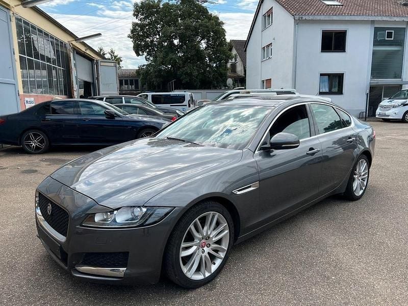 Grau Gebraucht 2017 Jaguar XF Limousine | 10.500 € - Bild 1/4