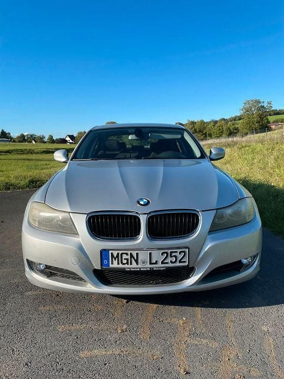 Silber Gebraucht 2011 BMW 318 Limousine | 4.499 € (Superpreis) - Bild 1/4