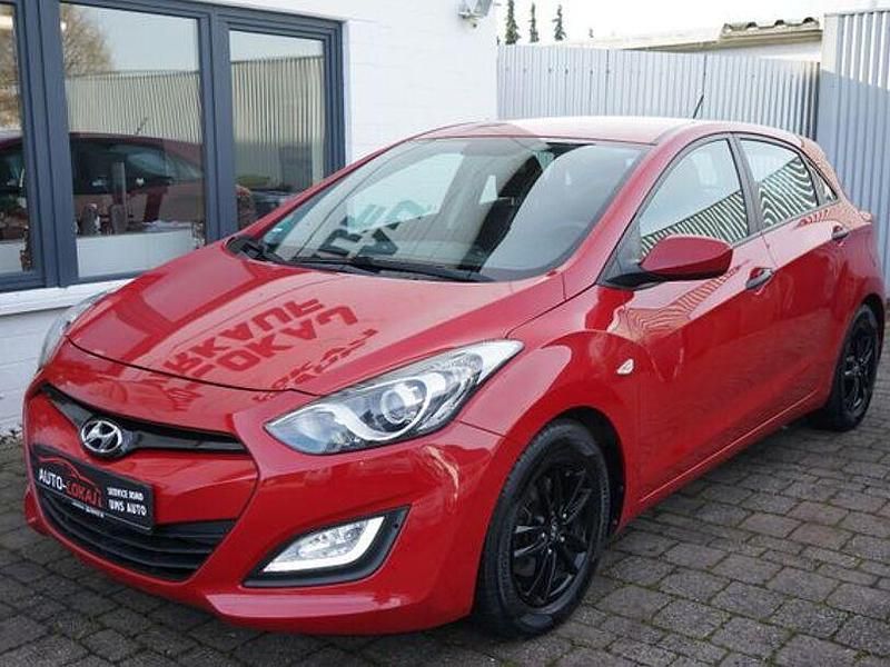 Rot Gebraucht 2012 Hyundai i30 Limousine | 4.600 € (Fairer Preis) - Bild 1/4