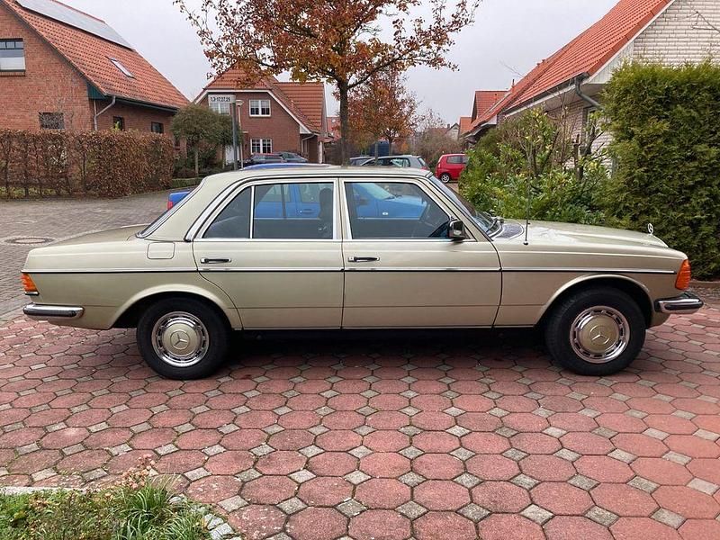 Grün Gebraucht 1981 Mercedes E280 Limousine | 13.000 € - Bild 1/4