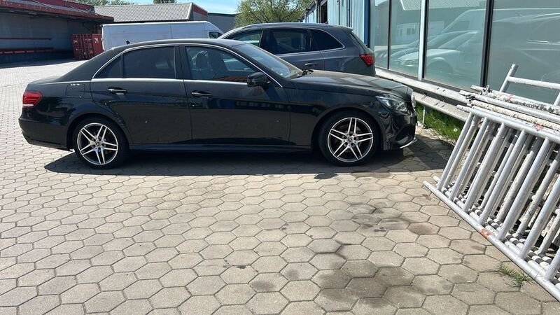 Schwarz Gebraucht 2014 Mercedes E220 AMG line Limousine | 10.400 € (Superpreis) - Bild 1/4