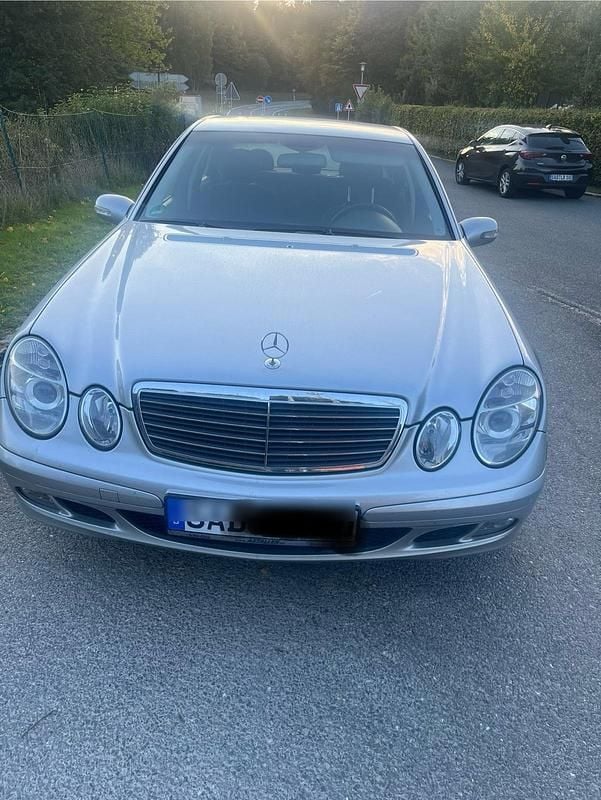 Silber Gebraucht 2002 Mercedes E270 Limousine | 2.500 € (Superpreis) - Bild 1/4