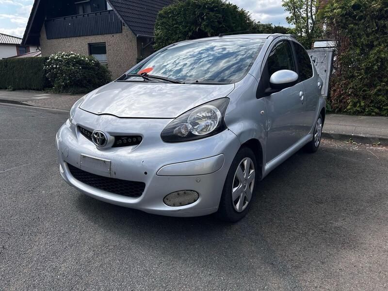 Silber Gebraucht 2011 Toyota Aygo Kleinwagen | 2.990 € (Fairer Preis) - Bild 1/4