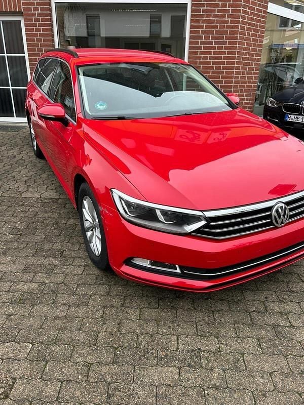 Rot Gebraucht 2016 VW Passat Comfortline Kombi | 8.500 € (Superpreis) - Bild 1/4