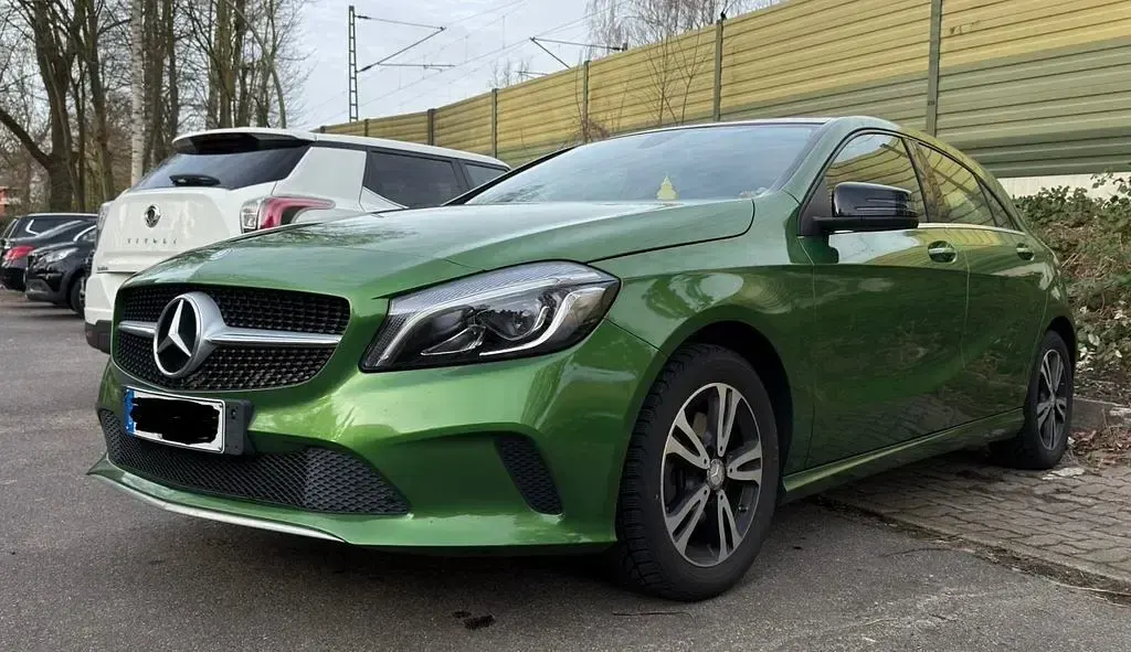 Gebraucht Mercedes A180 Urban 122 PS (89 kW) 2016 Grün Kleinwagen