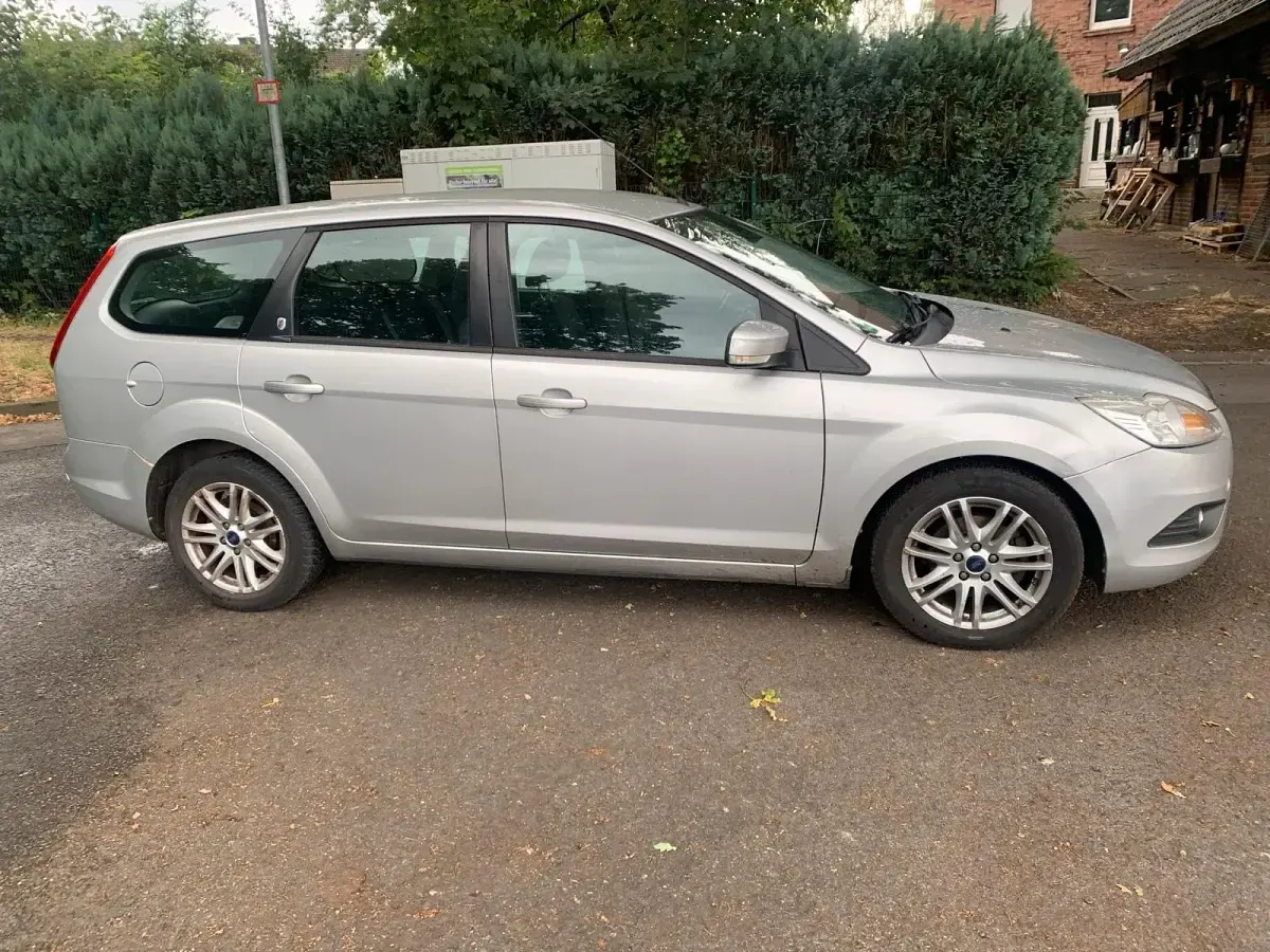 Gebraucht Ford Focus 108 PS (79 kW) 2009 Grau Kombi