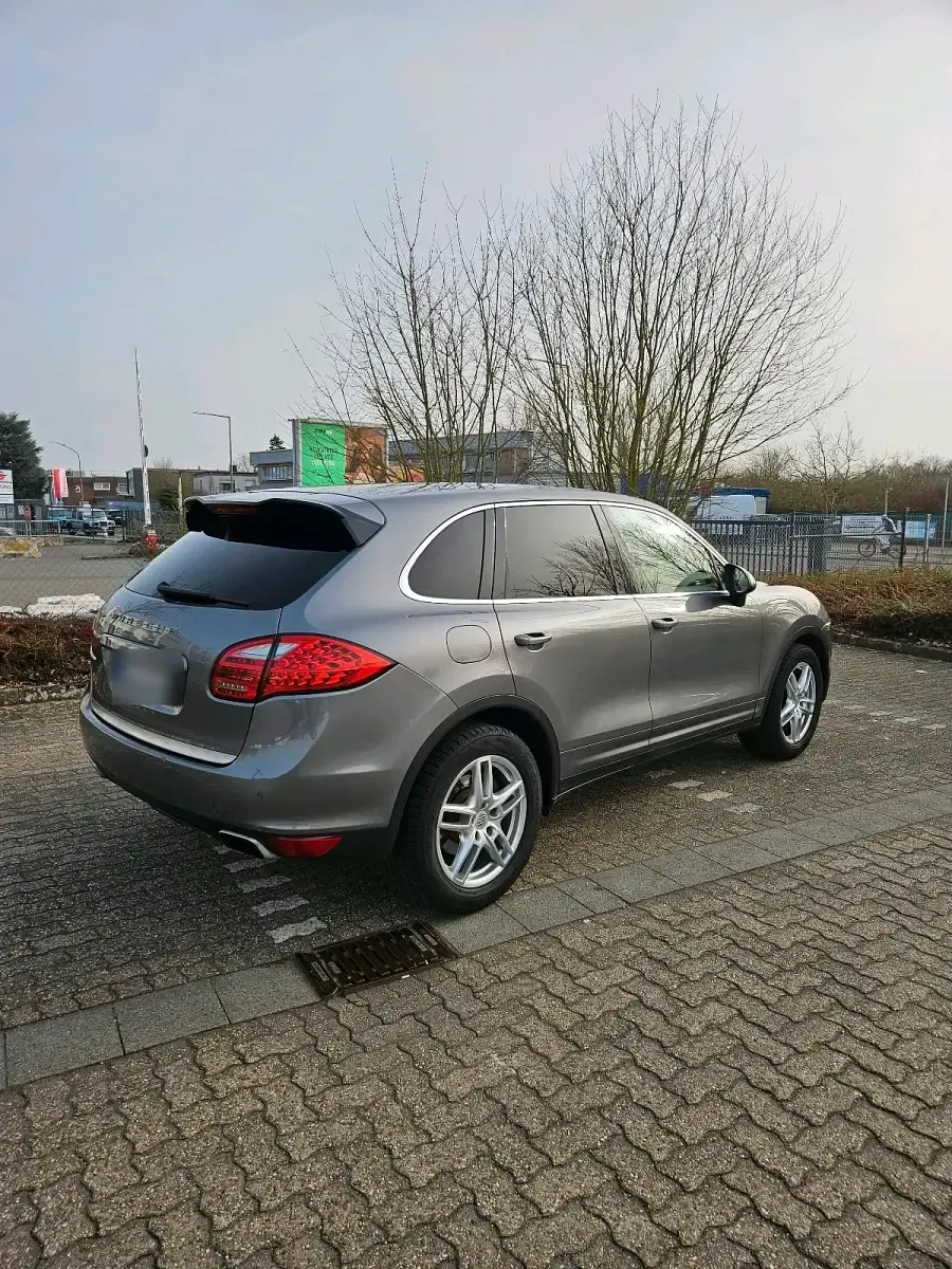 Gebraucht Porsche Cayenne 300 PS (220 kW) 2011 Grau SUV