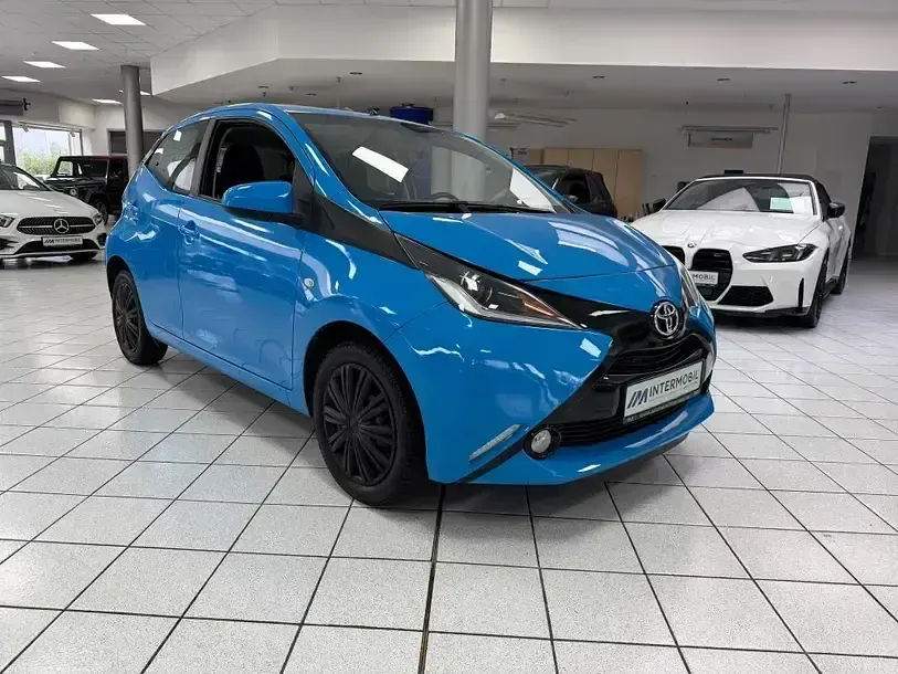 Gebraucht Toyota Aygo X-play 69 PS (50 kW) 2017 Cyan metallic Kleinwagen